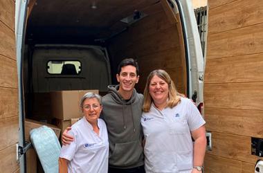 Otto Heller, amb Montserrat Batllori i Anna Caceres; carregant els productes donats per a portar-los a València, a les àrees més afectades