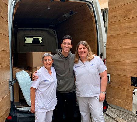 Otto Heller, amb Montserrat Batllori i Anna Caceres; carregant els productes donats per a portar-los a València, a les àrees més afectades